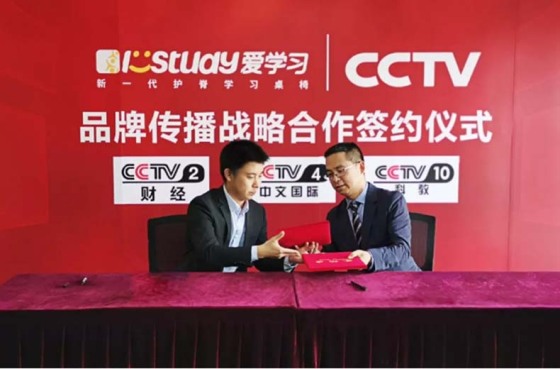 Istudy tanulmányi asztal és szék a CCTV News szolgáltatásba való bejelentkezéshez