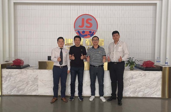 Yu Yong úr, a csoport alelnöke és a nemzetközi pályaudvar vezérigazgatója meglátogatta a JIANSHENG FURNITURE-t, és útmutatást ad!