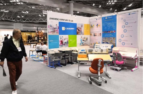 Debutto del tavolo e della sedia Istudy alla fiera giapponese