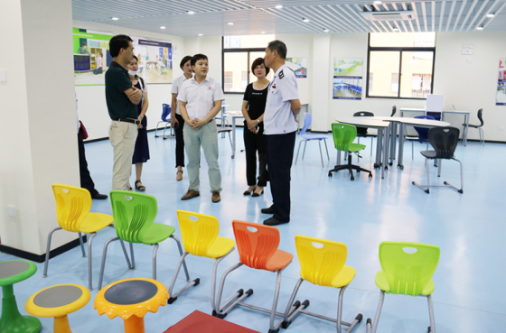 Chen Hanzhong, directeur du Bureau des finances, et Liu Linhai, directeur du Bureau national des impôts, ont donné des conseils sur le mobilier scolaire JS.