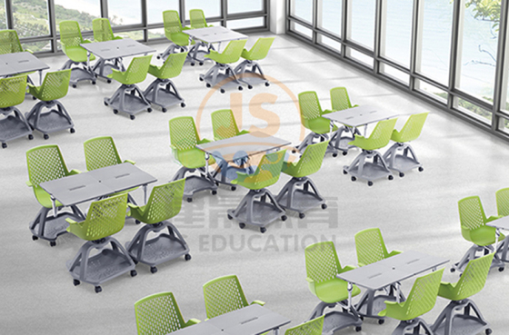 स्कूल विजडम क्लासरूम डेस्क और कुर्सियों की क्या भूमिकाएँ हैं?