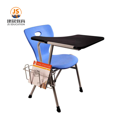 Silla de estudiante de madera con tablero para escribir
