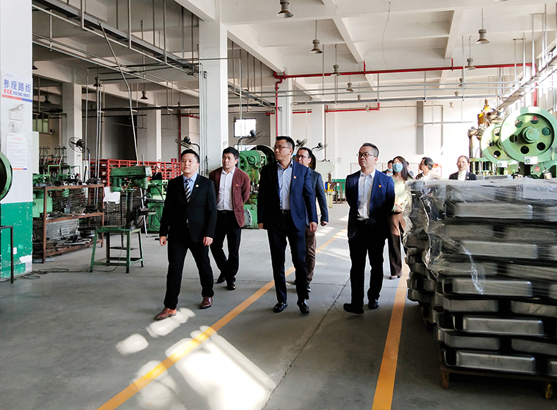 Warm leaders come to Jiansheng Education Industrial Park for inspection and guidance