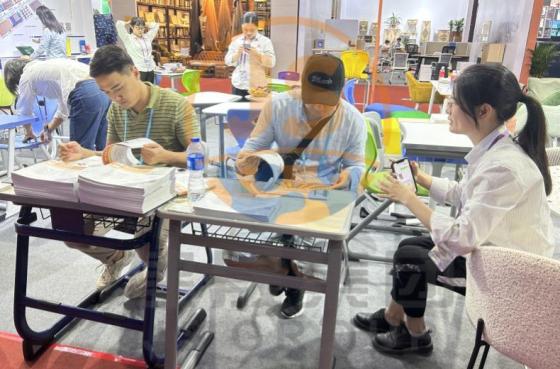 134वें कैंटन मेले में फ़ुज़ियान जियानशेंग फ़र्नीचर समूह