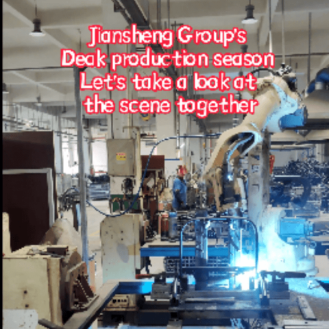 जियानशेंग समूह का कारखाना स्कूल फर्नीचर बनाने में व्यस्त है