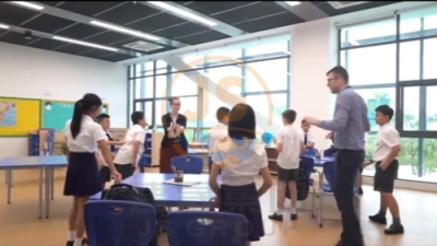 A JianSheng csoport iskolabútorokat szállít a Shenzhen Manchester Castle Nemzetközi Iskolának