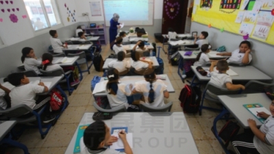 Erfolgreicher Verkauf von Tischen und Stühlen der Jian Sheng Group an ägyptische Schulen