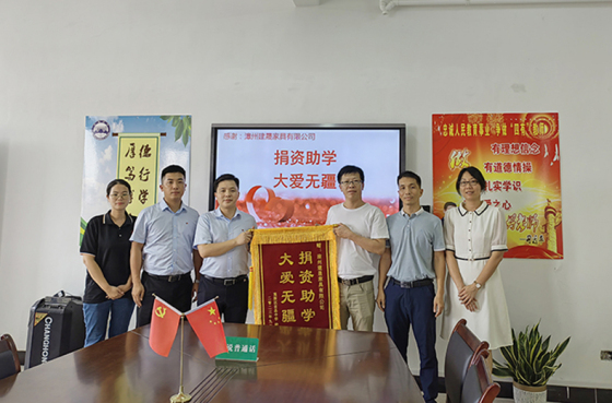 A Jiansheng Group jótékonysági diáksegélye, a Guxian Middle School ebédlőasztal és szék adományozási ünnepsége melegen zajlott