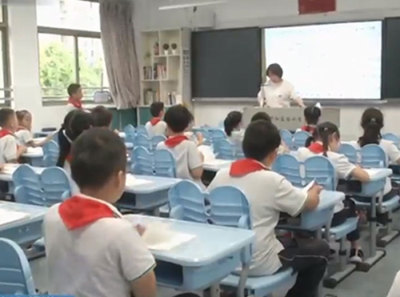 Die Tische und Stühle können von Hand eingestellt werden! Nanjing investierte 50 Millionen Yuan in die Renovierung von Tischen und Stühlen in Grund- und weiterführenden Schulen