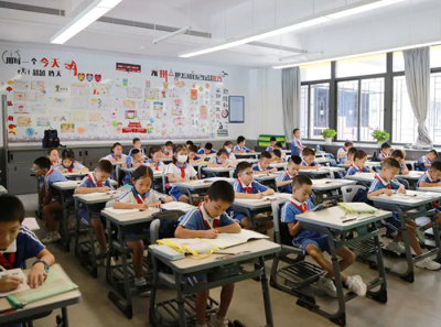 Der „neue Trick“ der Schule – die Höhe der Tische und Stühle für die Schüler „persönlich anpassen“