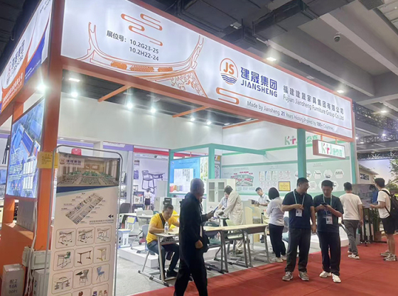 Il gruppo Jiansheng brilla nel primo giorno della Fiera di Canton con i suoi popolari mobili scolastici, mobili sanitari e prodotti per armadi in acciaio