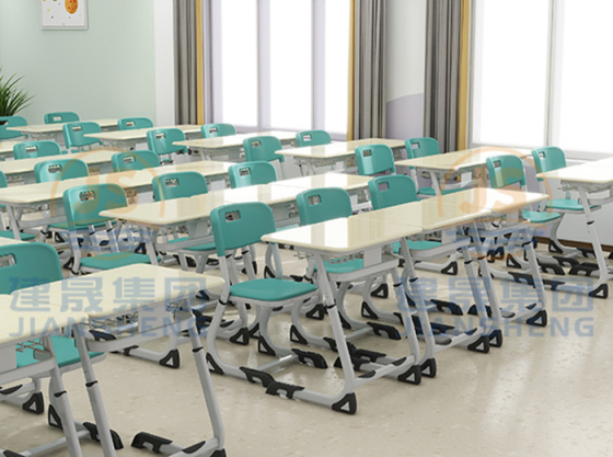 ¡Desde primaria hasta secundaria! Los pupitres y sillas de JS Group son ajustables en altura para todas las edades, protegiendo así su crecimiento.
