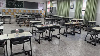 जेएस ग्रुप ने शैक्षणिक विकास को बढ़ावा दिया: वुहान जियांगंग मिडिल स्कूल में नए छात्र डेस्क और कुर्सियां ​​वितरित की गईं