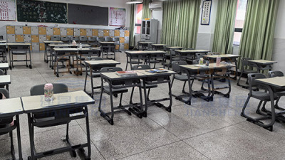 JS Group promueve el desarrollo educativo: Se entregaron nuevos escritorios y sillas para estudiantes a la escuela secundaria Wuhan Jiangang