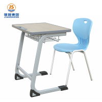 Mobilier de classe primaire roumain : bureau et chaise pour élèves