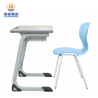 Mobilier de classe primaire roumain : bureau et chaise pour élèves