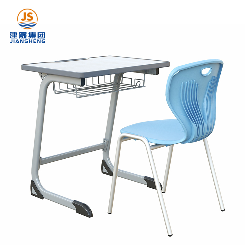 Mobilier de classe primaire roumain : bureau et chaise pour élèves