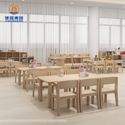 Tische und Schreibtische aus Massivholz für den Kindergarten