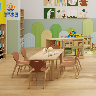 Quadratischer Kindergartentisch aus Massivholz für die Vorschule