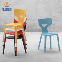 Ергономске студентске столице које се могу сложити једна на другу за учионицу