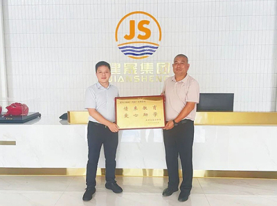 Подкрепа за образованието | Благотворителната федерация на окръг Нанкин и Jiansheng Furniture даряват легла в ученически общежития на средното училище Longshan