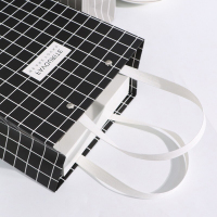 ロープ ハンドルが付いているストライプ ギフト グレー ショッピング ペーパー バッグ