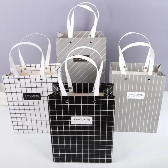 Streifen-Geschenk-graue Einkaufspapiertüten mit Seilgriffen