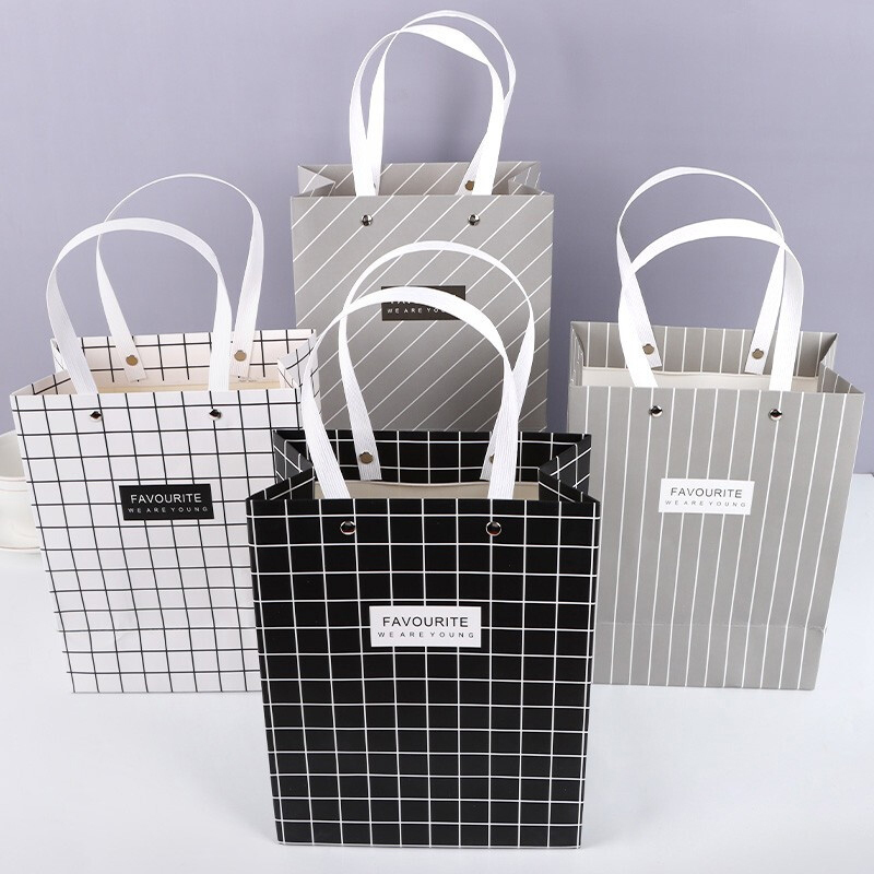 Sacs en papier à provisions gris à rayures avec poignées en corde