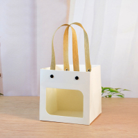 Sacs en papier de cadeau de festival coloré d'artisanat de poignée de rivet avec la fenêtre ouverte