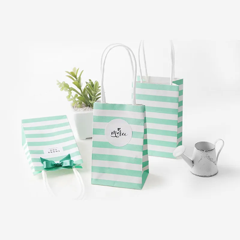 Sacs en papier cadeau imprimés rayés rouges noirs et blancs avec poignées