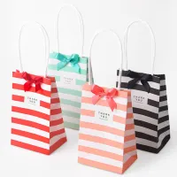 Sacs en papier cadeau imprimés rayés rouges noirs et blancs avec poignées