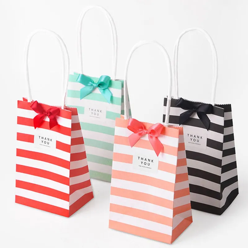 Sacs en papier cadeau imprimés rayés rouges noirs et blancs avec poignées