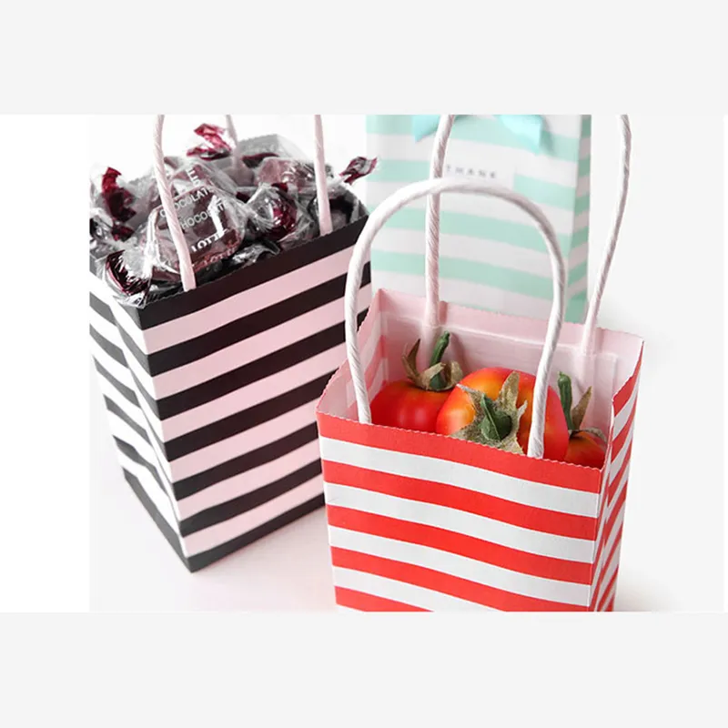 Sacs en papier cadeau imprimés rayés rouges noirs et blancs avec poignées