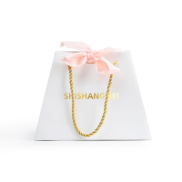 Logo en relief blanc imprimé White Boutique Shopping JewelryPaper Bag