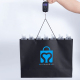 Bolsa de papel de compras de regalo de ropa negra con logotipo personalizado de diferentes tamaños