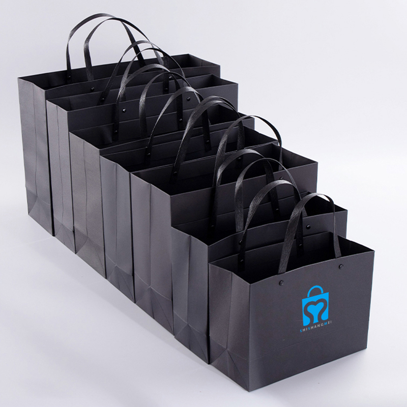 Бумажный пакет для покупок одежды с логотипом разного размера на заказ