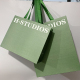 녹색 Kraft는 편평한 리본 손잡이를 가진 쇼핑 종이 봉지를 입습니다
