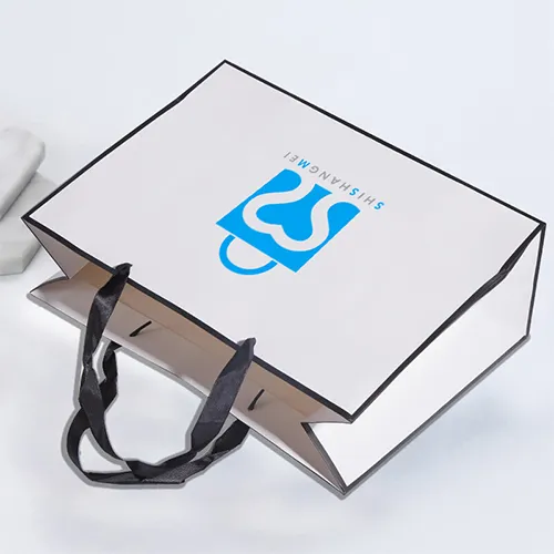 Logotipo personalizado Ropa blanca Zapatos Bolsas de papel con asas de cinta