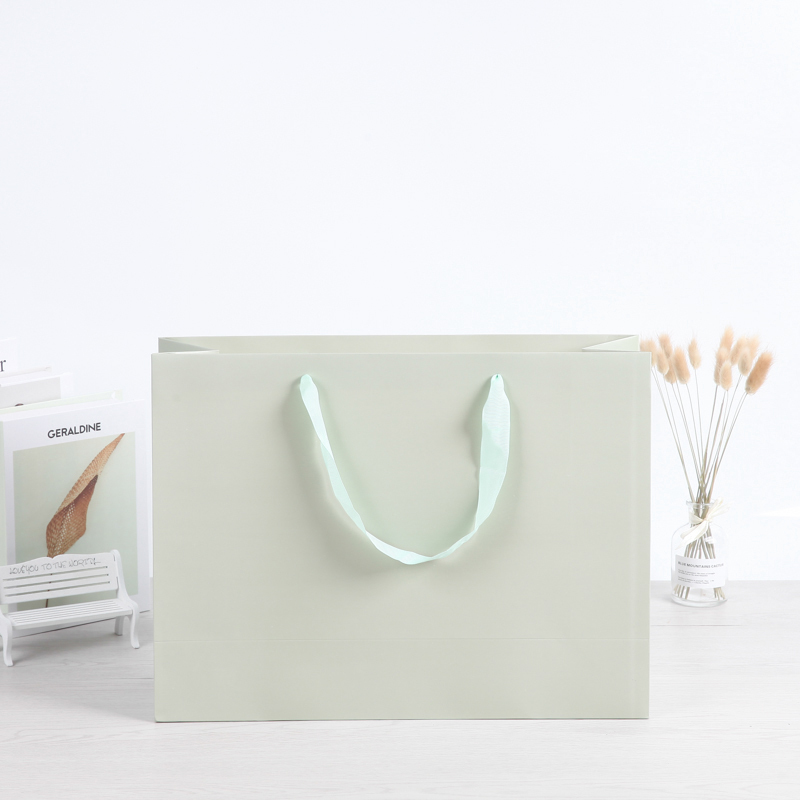 Chaussures de vêtements de couleurs différentes jupes magasin de vêtements achats sacs en papier