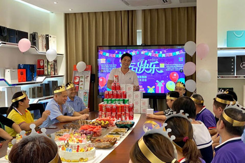 حفلة عيد ميلاد الموظفين