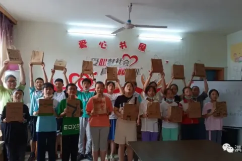 Kleine Papiertüten haben sich stark verändert, und es heißt, grüne Tüten sind grün! (Figur)