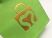 индивидуальные оптовые экологически чистые маленькие ручные бумажные подарочные пакеты для покупок с ручкой с вашим логотипом для деловых украшений