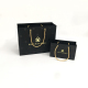 أسود مغلف بمقاسات مختلفة من الذهب بمقبض مجوهرات هدية ورقية مع شعار