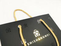 Siyah lamine farklı boyut altın saplı takı kozmetik hediye logolu kağıt torba