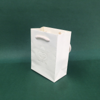 Petits sacs en papier blanc de luxe personnalisés respectueux de l'environnement pour le sac de paquet de cadeau de cadeau de papier cosmétique et de bijoux de parfum de montre