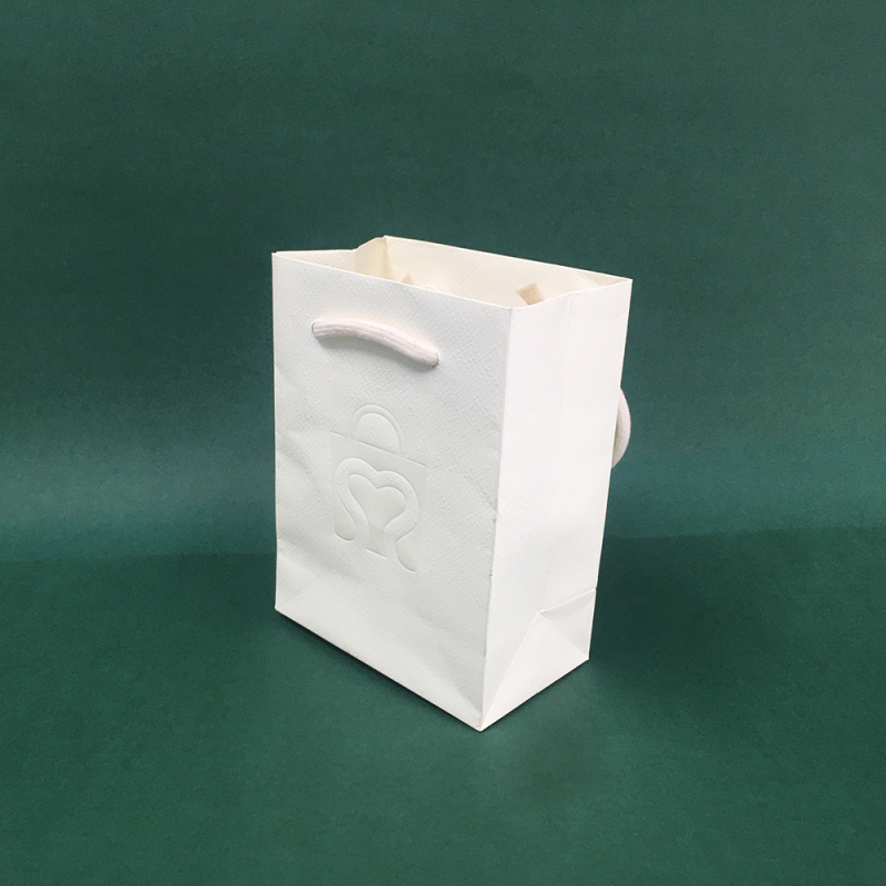 Petits sacs en papier blanc de luxe personnalisés respectueux de l'environnement pour le sac de paquet de cadeau de cadeau de papier cosmétique et de bijoux de parfum de montre