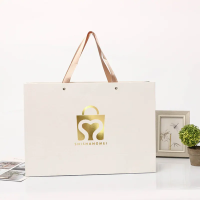 Sacs-cadeaux en papier ruban de luxe en vrac 250gsm avec logo mai fabricants en Chine