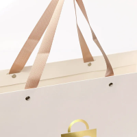 Sacs-cadeaux en papier ruban de luxe en vrac 250gsm avec logo mai fabricants en Chine