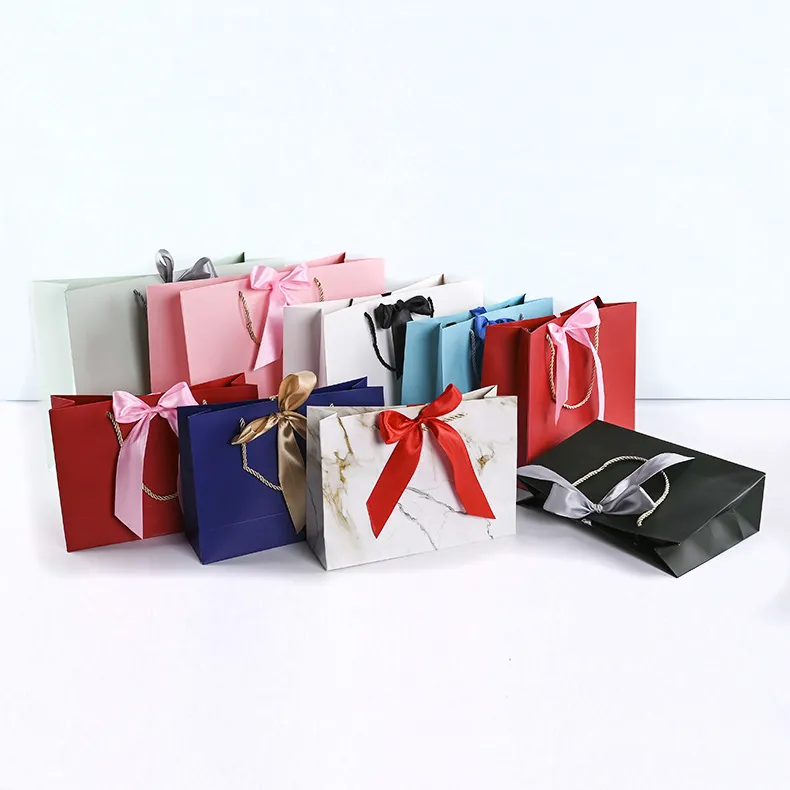 Premium siyah kurdele fiyonklu kağıt hediye poşetleri kendi logonuzla alışveriş çantası