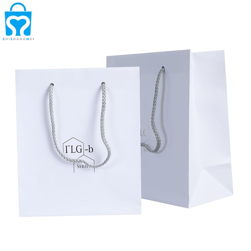 Logo personnalisé sac en papier personnalisé sacs en papier imprimés commerciaux réutilisables pour l'emballage sacs-cadeaux en papier de maquillage